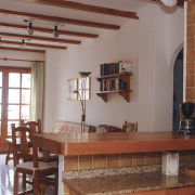 Blick von der Küche zum Wohnbereich